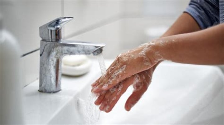 Does washing hands kill C diff?