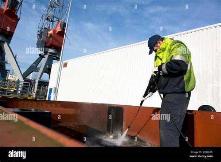 How much does a barge worker make?